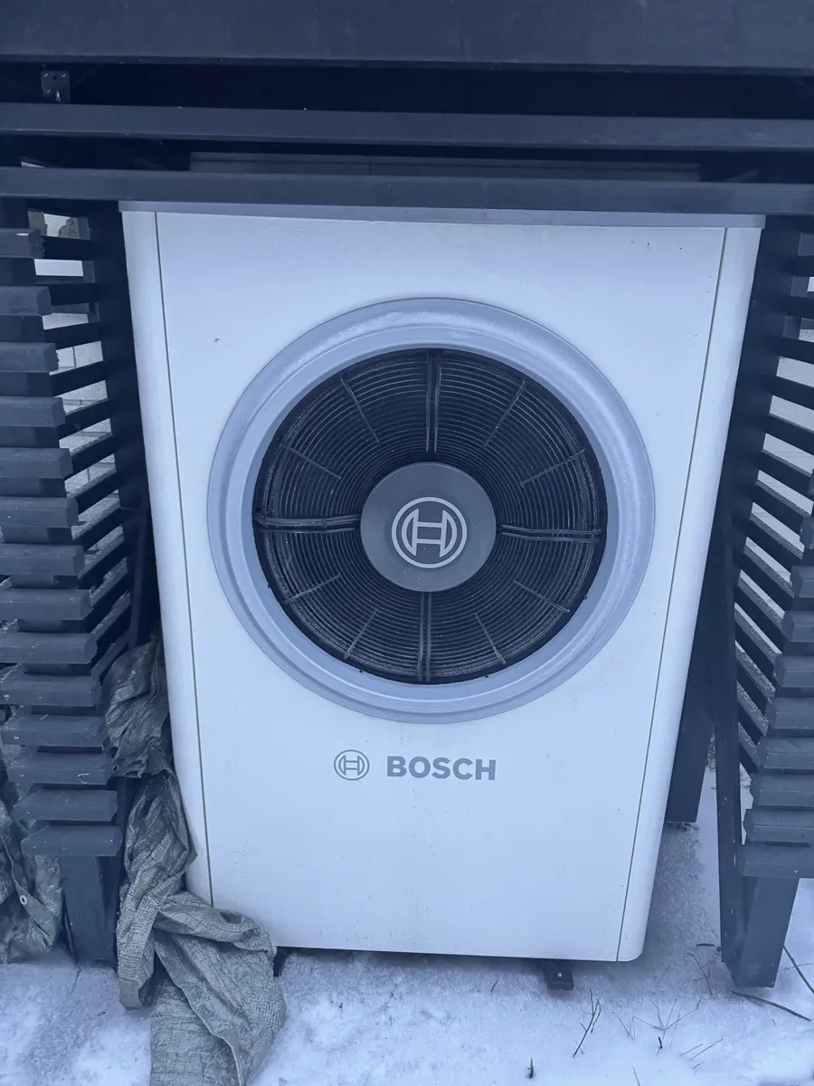 Bosch Compress -ilmavesilämpöpumpun ulkoyksikkö talvella huoltokohteessa Pirkanmaalla