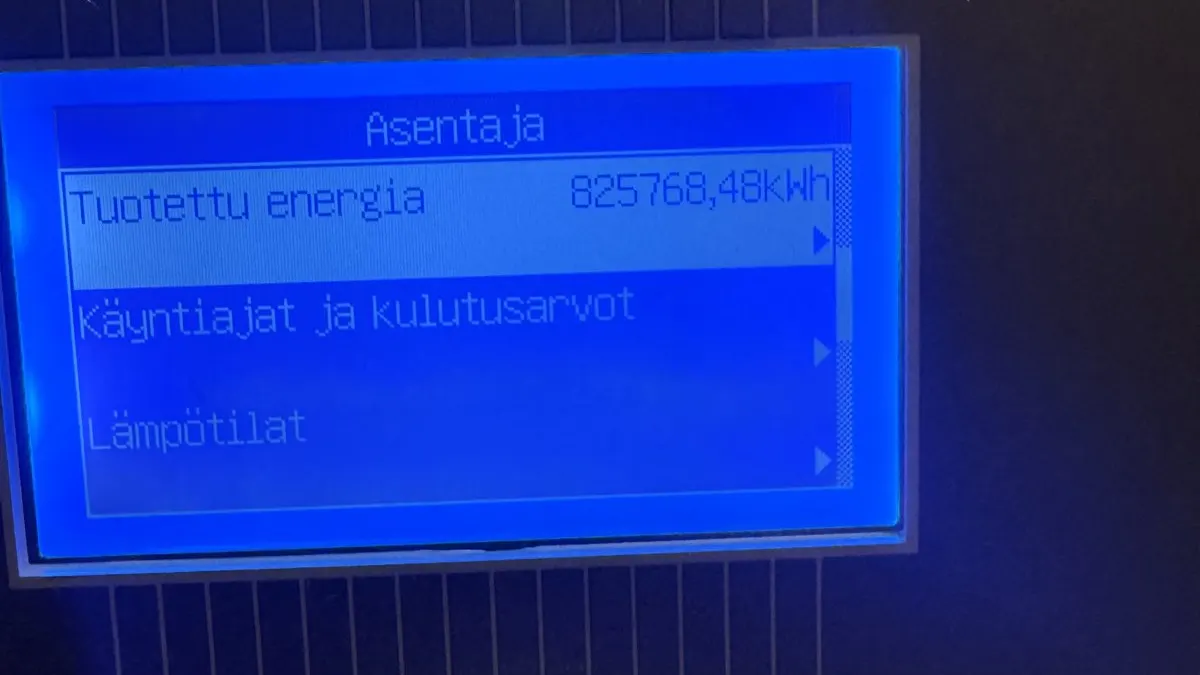 IVT-maalämpöpumpun ohjausnäytön asentajavalikko: tuotettu energia ja käyntiajat