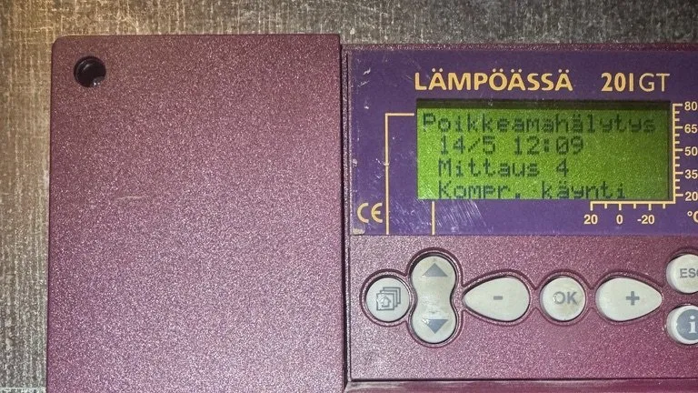 Lämpöässä 201GT -säätimen näytöllä poikkeamahälytys Mittaus 4 kompressorin käynti