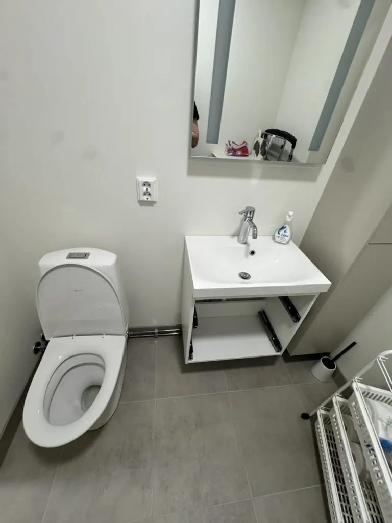 Kylpyhuoneen wc-istuin ja pesuallas asennettuna putkitöiden jälkeen