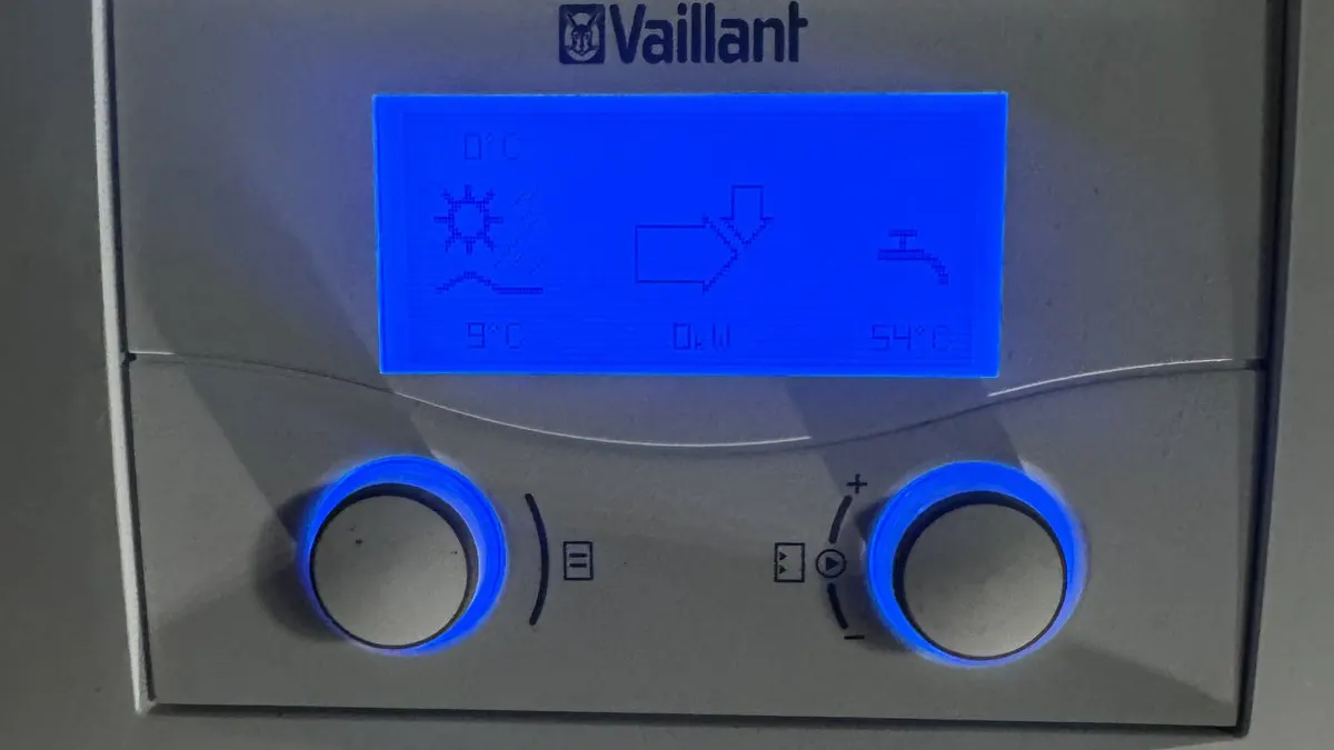 Vaillant geoTHERM -maalämpöpumpun käyttöpaneeli, jossa näyttö ja kaksi säädintä