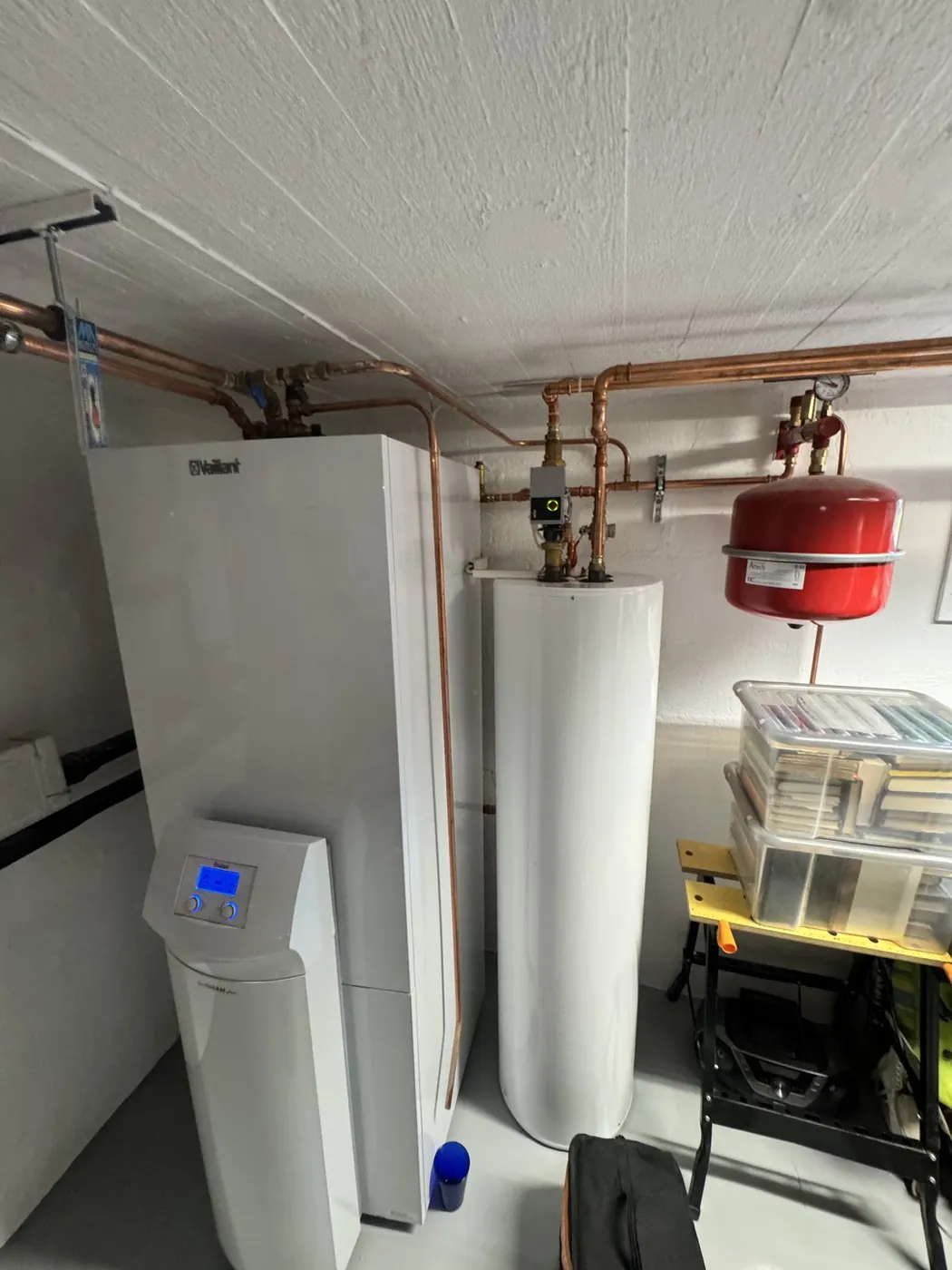 Vaillantin maalämpöpumppu ja lämminvesivaraaja teknisessä tilassa huollon jälkeen